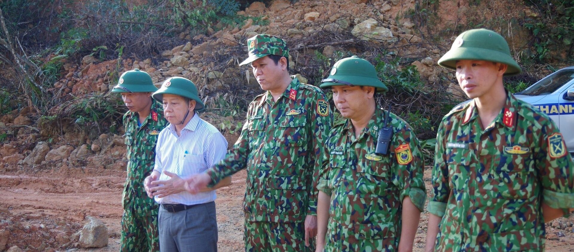 Chủ tịch UBND Thừa Thiên - Huế (áo trắng) kiểm tra công tác cứu hộ tại Thuỷ điện Rào Trăng 3.  - Sputnik Việt Nam, 1920, 22.11.2020