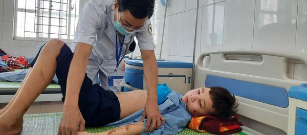 Các y, bác sĩ đang thăm khám cho Trương Quang Duy tại Trung tâm Y tế huyện Yên Phong, tỉnh Bắc Ninh. - Sputnik Việt Nam