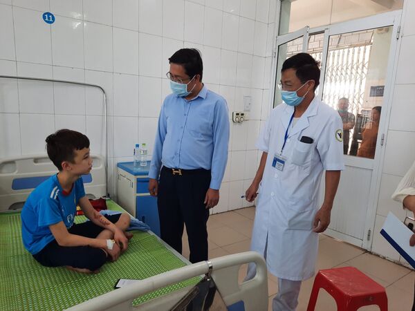 Công an tỉnh Bắc Ninh lên tiếng vụ bé trai bị chủ quán bánh xèo bạo hành như thời Trung cổ - Sputnik Việt Nam