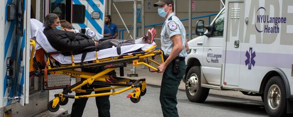 Các nhân viên y tế đã đưa người phụ nữ đến bệnh viện Manhattan ở New York. Các nhân viên y tế đã đưa người phụ nữ đến bệnh viện Manhattan ở New York. - Sputnik Việt Nam