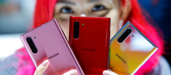 Người phụ nữ cầm điện thoại trong buổi giới thiệu Samsung Galaxy Note 10 tại Trung tâm Barclays ở Brooklyn, New York - Sputnik Việt Nam