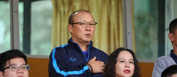 HLV trưởng Đội tuyển bóng đá Việt Nam Park Hang Seo có mặt trên khán đài sân vận động Hàng Đẫy. - Sputnik Việt Nam