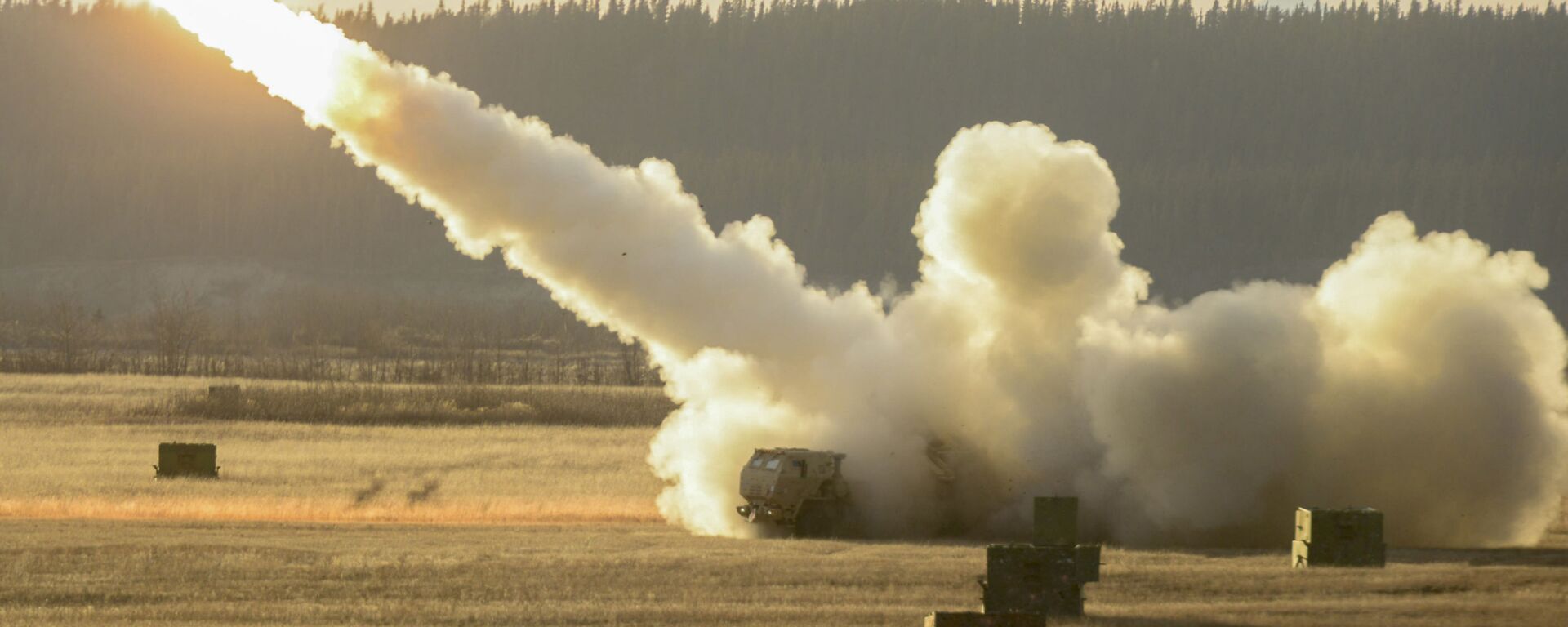 Hệ thống tên lửa và pháo cơ động cao của Mỹ HIMARS - Sputnik Việt Nam, 1920, 05.06.2022