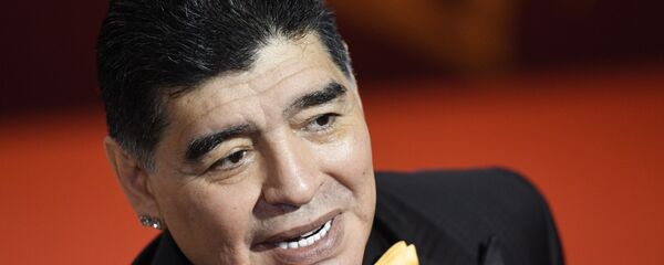 Vẽ trợ lý cầu thủ bóng đá Argentina Diego Maradona trước lễ bốc thăm FIFA World Cup 2018 - Sputnik Việt Nam