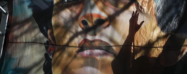 Biểu ngữ có hình Diego Maradona tại một bệnh viện ở Argentina - Sputnik Việt Nam