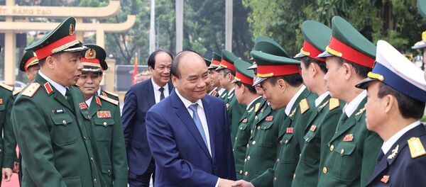 Thủ tướng Nguyễn Xuân Phúc với các cán bộ lãnh đạo của Học viện Quốc phòng. - Sputnik Việt Nam
