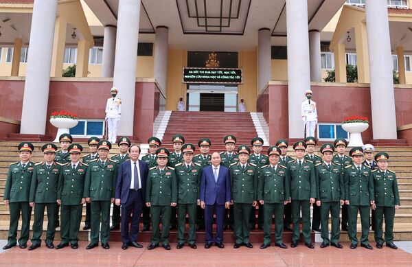 Tiếp tục đấu tranh với những quan điểm sai trái, thù địch, nhất là trước Đại hội XIII Tiếp tục đấu tranh với những quan điểm sai trái, thù địch, nhất là trước Đại hội XIII - Sputnik Việt Nam