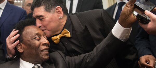 Các danh thủ bóng đá Argentina và Brazil Diego Maradona và Pele Các danh thủ bóng đá Argentina và Brazil Diego Maradona và Pele - Sputnik Việt Nam