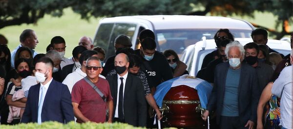 Lễ an táng Diego Maradona tại nghĩa trang ở Buenos-Aires, Argentina, 26/11/2020. - Sputnik Việt Nam