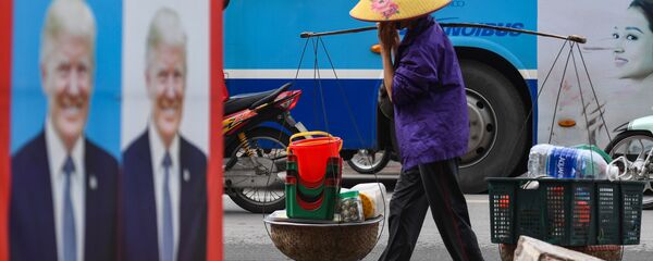 Phòng chụp ảnh bảng quảng cáo mô tả Tổng thống Mỹ Donald Trump tại Hà Nội, Việt Nam - Sputnik Việt Nam