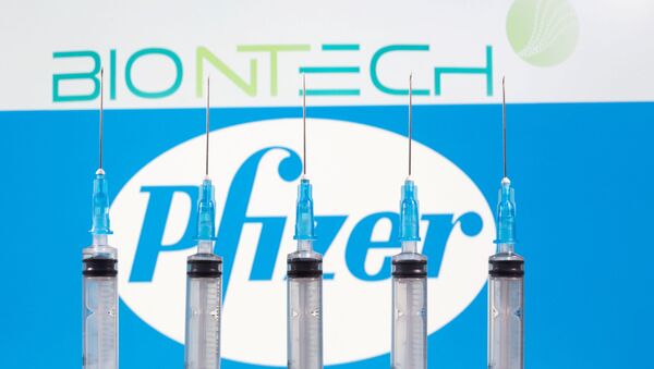 Biểu trưng Biontech và Pfizer trên nền ống tiêm - Sputnik Việt Nam