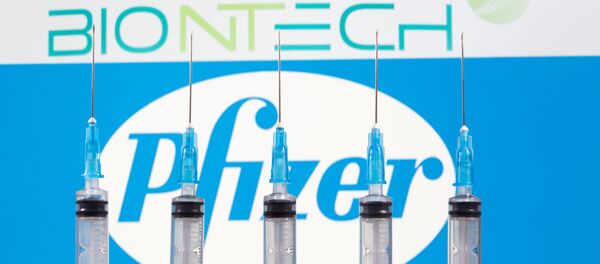 Biểu trưng Biontech và Pfizer trên nền ống tiêm - Sputnik Việt Nam