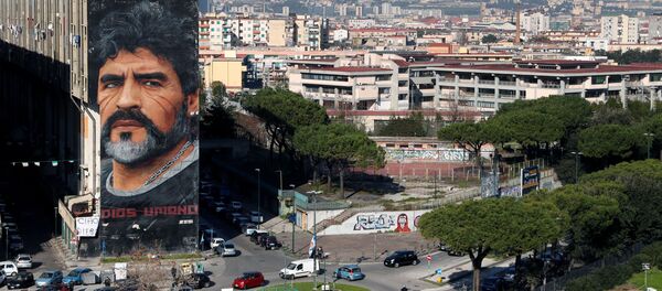Graffiti với Diego Maradona trên tường của một tòa nhà ở Naples - Sputnik Việt Nam