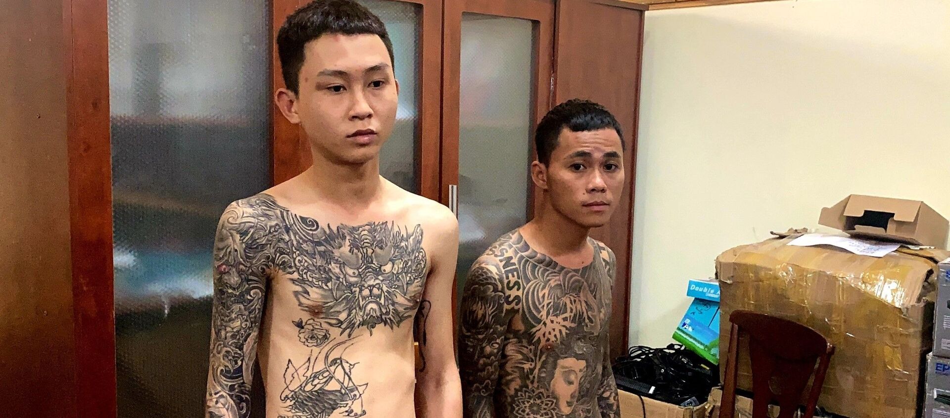 Đối tượng Trí (bên trái) và Quang sáng 28/11/2020 tại Cục Cảnh sát Hình sự - Sputnik Việt Nam, 1920, 28.11.2020