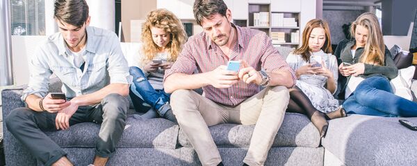 Người trẻ nhìn vào màn hình điện thoại Người trẻ nhìn vào màn hình điện thoại - Sputnik Việt Nam