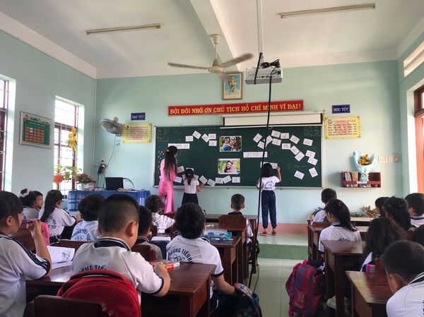 Giờ học thực nghiệm tiếng Nga tại trường tiểu học Việt Nam - Sputnik Việt Nam