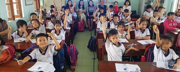 Học sinh lớp 3 tích cực tham gia tiết học.  - Sputnik Việt Nam