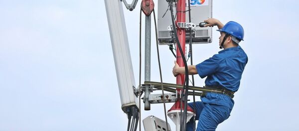 Nhân viên VNPT khẩn trương hoàn thành lắp đặt các trạm phát sóng 5G tại khu vực Hà Nội - Sputnik Việt Nam