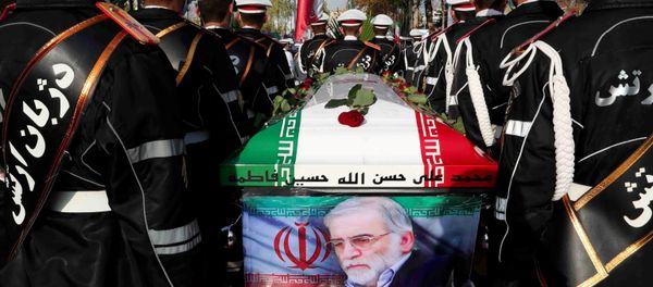 Quân nhân Iran khiêng quan tài của nhà khoa học hạt nhân Iran Mohsen Fakhrizadeh trong lễ tang ở Tehran - Sputnik Việt Nam
