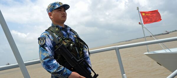 Một người lính Hải quân Trung Quốc trên boong tàu chiến Trung Quốc - Sputnik Việt Nam