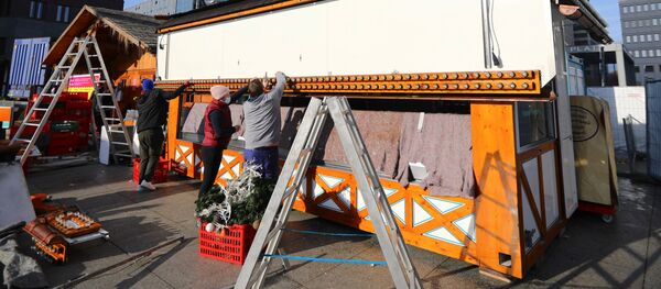 Công nhân tháo dỡ khán đài Giáng sinh ở Berlin. Công nhân tháo dỡ khán đài Giáng sinh ở Berlin. - Sputnik Việt Nam