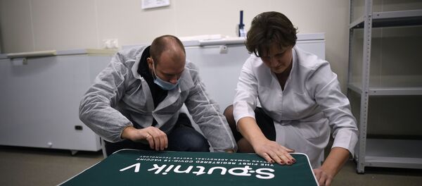 Các nhân viên tại Trung tâm Gamaleya (Moskva) đóng gói vắc xin chống COVID-19 Sputnik V để vận chuyển ra nước ngoài. - Sputnik Việt Nam