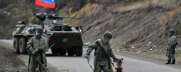 Các chuyên gia của Trung tâm quốc tế về chống bon mìn thuộc Bộ Quốc phòng Nga đang thực hiện nhiệm vụ rà phá bom mìn địa hình ở các khu vực Nagorno-Karabakh Các chuyên gia của Trung tâm quốc tế về chống bon mìn thuộc Bộ Quốc phòng Nga đang thực hiện nhiệm vụ rà phá bom mìn địa hình ở các khu vực Nagorno-Karabakh - Sputnik Việt Nam