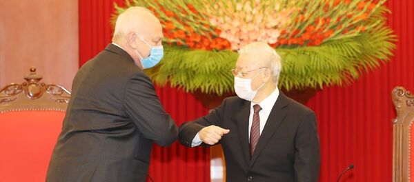 Tổng Bí thư, Chủ tịch nước Nguyễn Phú Trọng với Đại sứ Liên bang Nga tại Việt Nam Konstantin Vasilievich Vnukov - Sputnik Việt Nam