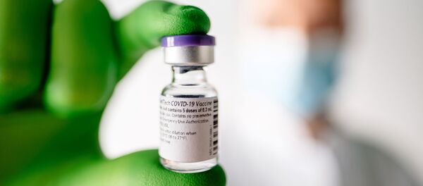 Một liều vắc xin phòng bệnh coronavirus (COVID-19) của BioNTech và Pfizer được minh họa trong bức ảnh phát tay chưa ghi ngày tháng này, khi Anh trở thành quốc gia phương Tây đầu tiên phê duyệt vắc xin COVID-19, ở Mainz, Đức Một liều vắc xin phòng bệnh coronavirus (COVID-19) của BioNTech và Pfizer được minh họa trong bức ảnh phát tay chưa ghi ngày tháng này, khi Anh trở thành quốc gia phương Tây đầu tiên phê duyệt vắc xin COVID-19, ở Mainz, Đức - Sputnik Việt Nam