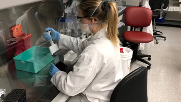 Nhân viên tại Pfizer Labs ở New York - Sputnik Việt Nam