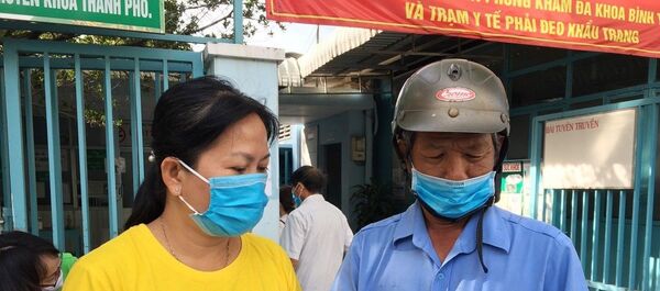 Nhân viên Bảo hiểm xã hội huyện Nhà Bè tư vấn Bảo hiểm xã hội tự nguyện, Bảo hiểm y tế hộ gia đình cho người dân tại khu dân cư. - Sputnik Việt Nam