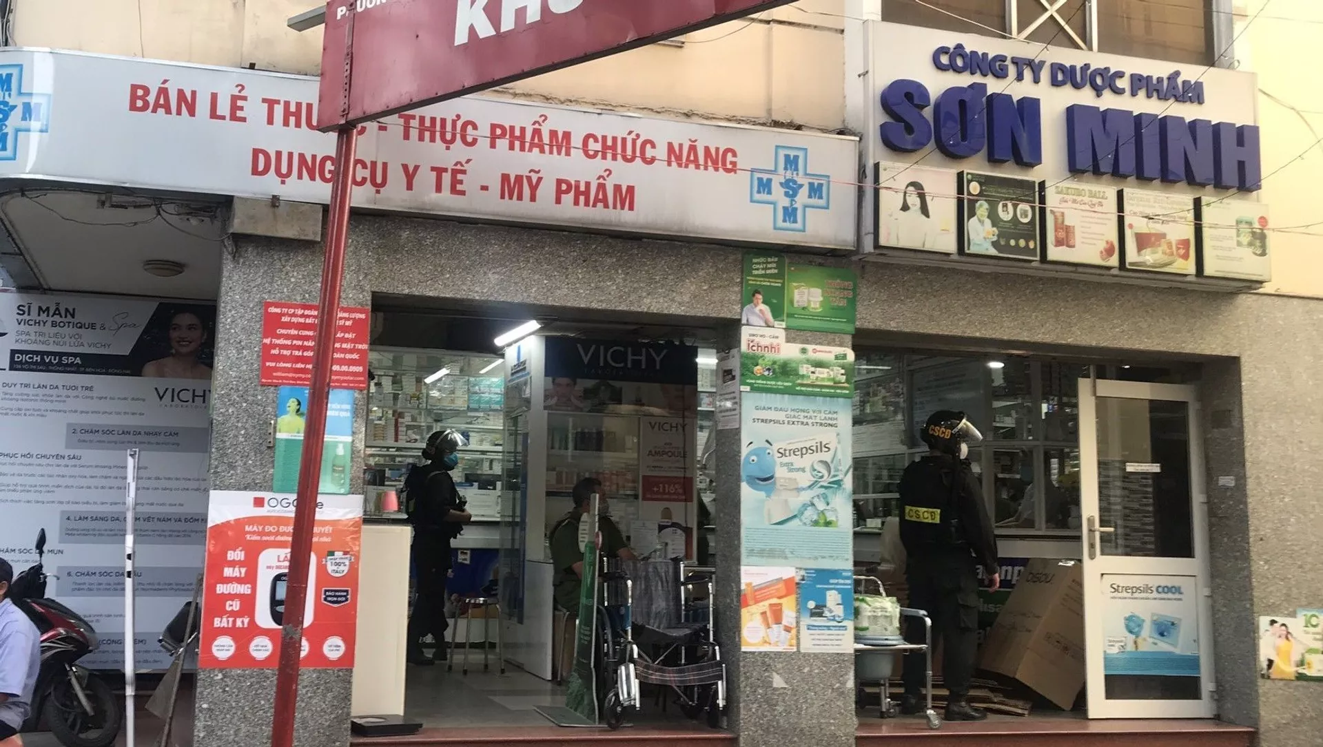 Lực lượng Công an tỉnh Đồng Nai khám xét nhà thuốc Mẫn Sơn Minh trên địa bàn thành phố Biên Hòa, Đồng Nai. 