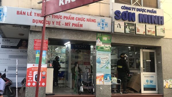 Lực lượng Công an tỉnh Đồng Nai khám xét nhà thuốc Mẫn Sơn Minh trên địa bàn thành phố Biên Hòa, Đồng Nai.  - Sputnik Việt Nam