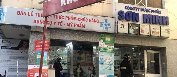 Lực lượng Công an tỉnh Đồng Nai khám xét nhà thuốc Mẫn Sơn Minh trên địa bàn thành phố Biên Hòa, Đồng Nai.  - Sputnik Việt Nam