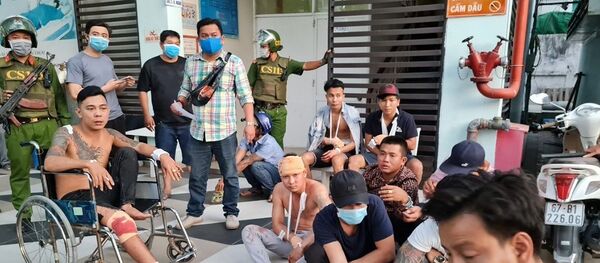 Các thanh niên đi trên xe ô tô 16 chỗ bị chém trọng thương. - Sputnik Việt Nam