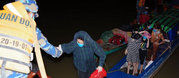 Lực lượng Biên phòng tỉnh Kiên Giang đưa những người nhập cảnh trái phép về đơn vị lấy lời khai. Lực lượng Biên phòng tỉnh Kiên Giang đưa những người nhập cảnh trái phép về đơn vị lấy lời khai. - Sputnik Việt Nam