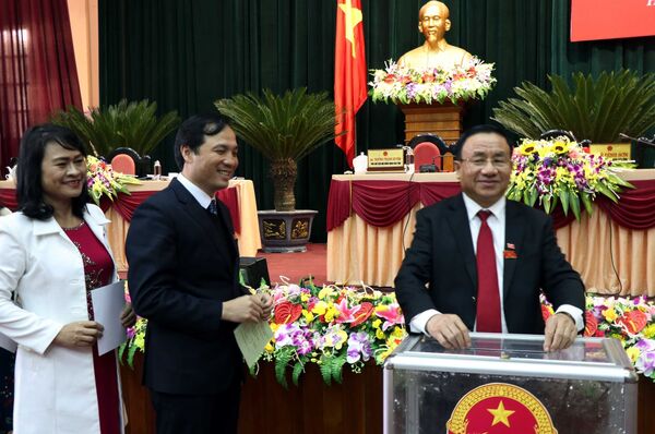 Ông Hoàng Trung Dũng được bầu làm Chủ tịch HĐND tỉnh Hà Tĩnh - Sputnik Việt Nam