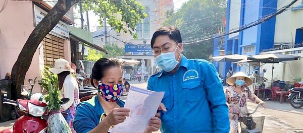 Anh Ngô Minh Hải, Phó Bí thư Thành Đoàn, Chủ tịch Hội Liên hiệp Thanh niên Việt Nam Thành phố Hồ Chí Minh trực tiếp tham gia cùng các chiến sĩ đoàn viên thanh niên tình nguyện tuyên truyền, vận động người dân thực hiện phòng dịch tại khu vực Quận 4. - Sputnik Việt Nam