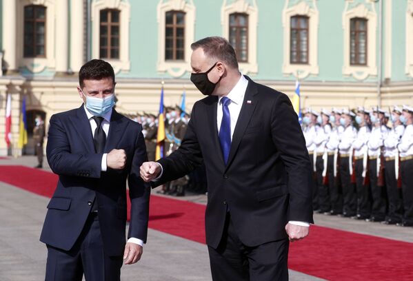 Tổng thống Ukraina Volodymyr Zelenskiy và Tổng thống Ba Lan Andrzej Duda trong cuộc gặp ở Kiev, Ukraina - Sputnik Việt Nam