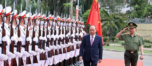Thủ tướng Nguyễn Xuân Phúc duyệt đội danh dự Công an nhân dân. - Sputnik Việt Nam