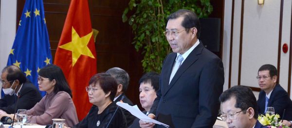 Chủ tịch UBND thành phố Đà Nẵng Huỳnh Đức Thơ (thứ 2, từ phải sang) phát biểu trong buổi làm việc. - Sputnik Việt Nam