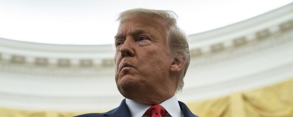 Tổng thống Donald Trump lắng nghe câu hỏi trong buổi lễ trao tặng Huân chương Tự do của Tổng thống cho cựu huấn luyện viên bóng đá Lou Holtz, tại Phòng Bầu dục của Nhà Trắng, Thứ Năm, ngày 3 tháng 12 năm 2020, ở Washington. - Sputnik Việt Nam