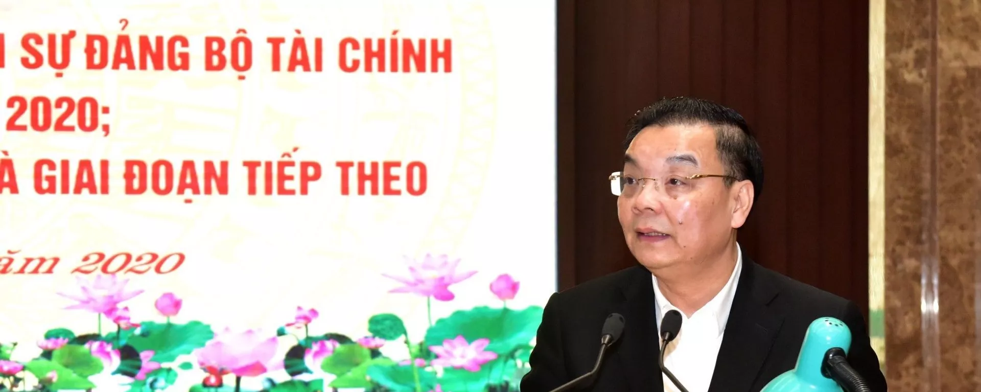 Ủy viên Trung ương Đảng, Phó Bí thư Thành ủy, Chủ tịch UBND thành phố Hà Nội Chu Ngọc Anh trình bày báo cáo tại hội nghị. - Sputnik Việt Nam, 1920, 08.12.2020