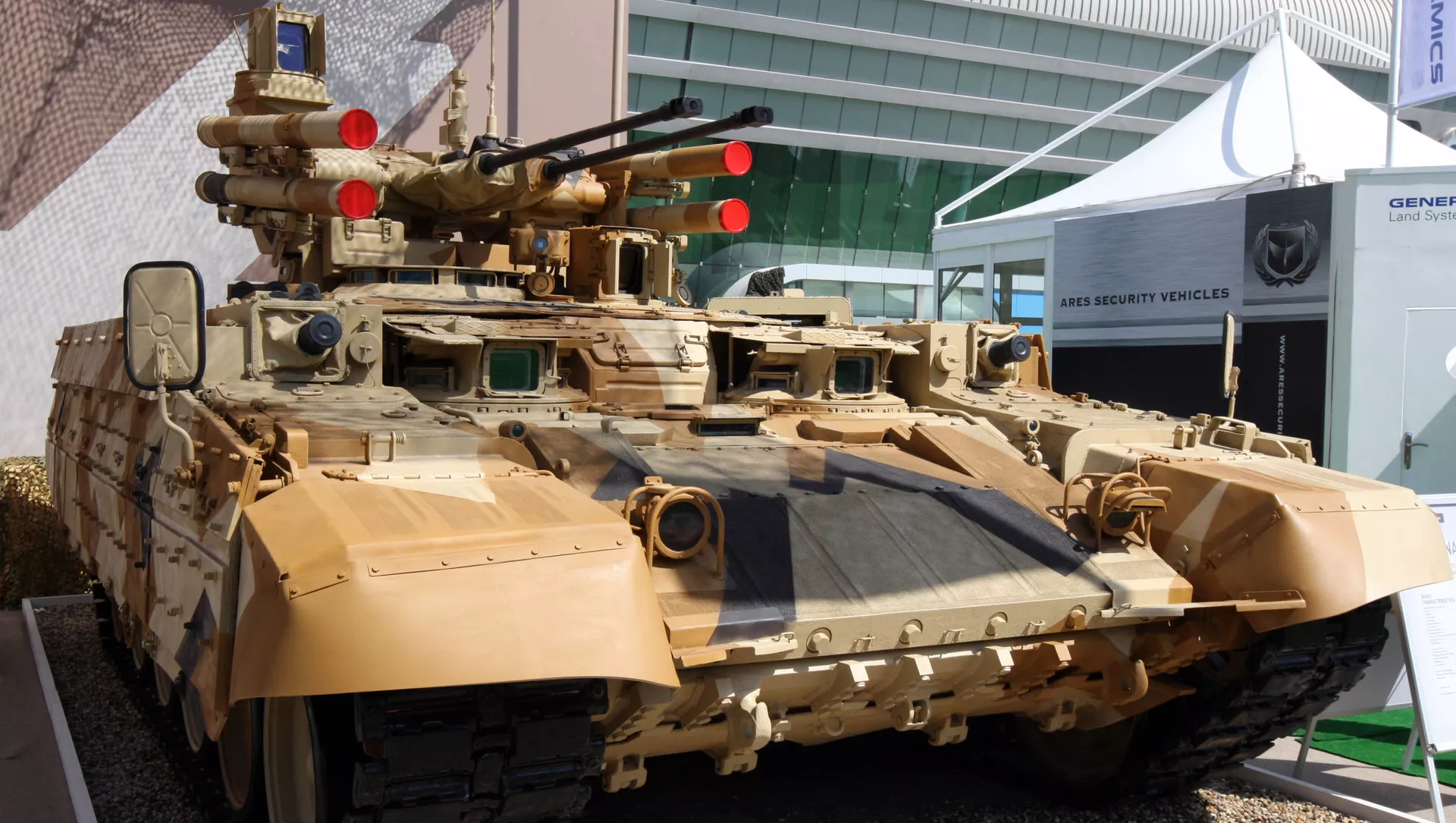 Xe chiến đấu Terminator tại Triển lãm vũ khí quốc tế IDEX-2013 ở Abu Dhabi