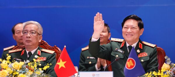 Đại tướng Ngô Xuân Lịch, Ủy viên Bộ Chính trị, Phó bí thư Quân ủy Trung ương, Bộ trưởng Quốc phòng Việt Nam chủ trì hội nghị.  - Sputnik Việt Nam