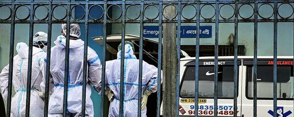 Các bác sĩ tại một chiếc xe cấp cứu ở Ấn Độ - Sputnik Việt Nam