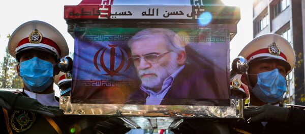 Quân nhân khiêng quan tài của nhà khoa học hạt nhân Iran Mohsen Fakhrizadeh trong lễ tang ở Tehran - Sputnik Việt Nam