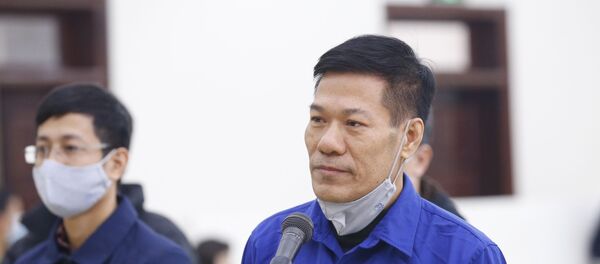 Bị cáo Nguyễn Nhật Cảm (sinh năm 1963, nguyên Giám đốc CDC Hà Nội) khai báo trước Hội đồng xét xử. - Sputnik Việt Nam
