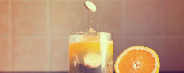 Viên sủi vitamin C và quả cam Viên sủi vitamin C và quả cam - Sputnik Việt Nam