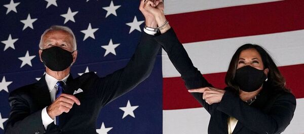 Ứng cử viên tổng thống đảng Dân chủ và cựu Phó Tổng thống Joe Biden và Thượng nghị sĩ Hoa Kỳ và ứng cử viên Đảng Dân chủ cho Phó Tổng thống Kamala Harris - Sputnik Việt Nam